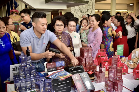 TP.HCM khai mạc Ngày hội đại đoàn kết toàn dân tộc - Ảnh 3. Bí thư Quận ủy quận 1, TP.HCM Tô Thị Bích Châu thăm gian hàng cao xoa thảo dược Giang's - Ảnh: T.T.D.