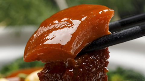 Bò kho, bò nhúng dấm lọt top 50 món ăn từ thịt ngon nhất thế giới - Ảnh 4. Ở vị trí thứ hai là món thịt kho Đông Pha truyền thống của Hàng Châu. Món ăn được chế biến từ một số nguyên liệu như thịt, gừng, hành lá, nước tương và quan trọng nhất là rượu gạo - Ảnh: Taste Atlas