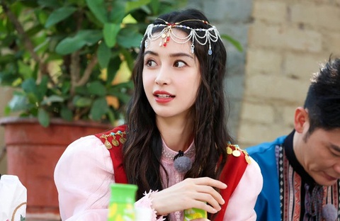 Tin tức giải trí 18-11: Hanyu Yuzuru ly hôn sau ba tháng kết hôn, Lee Se Young đến Phú Quốc - Ảnh 4. Angelababy tại chương trình "Keep Running" - Ảnh: Sina
