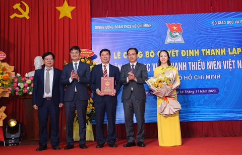 Thành lập Phân hiệu Học viện Thanh thiếu niên Việt Nam tại TP.HCM - Ảnh 1. TS Nguyễn Hải Đăng - giám đốc Học viện Thanh thiếu niên Việt Nam - nhận quyết định thành lập Phân hiệu Học viện Thanh thiếu niên Việt Nam tại TP.HCM - Ảnh: THU GIANG