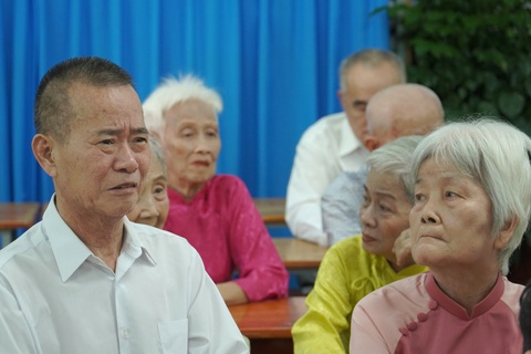 Cụ ông, cụ bà giáo viên về hưu rưng rưng trở lại bục giảng Ngày Nhà giáo - Ảnh 2. Ông Hoàng Văn Tôn, cựu giảng viên Trường đại học Giao thông vận tải, không thể ngăn nổi những giọt nước mắt vì xúc động - Ảnh: NVCC