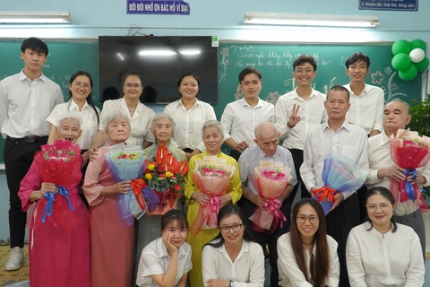 Cụ ông, cụ bà giáo viên về hưu rưng rưng trở lại bục giảng Ngày Nhà giáo - Ảnh 3. Các thầy cô chụp hình lưu niệm cùng lớp vào cuối buổi - Ảnh: NVCC