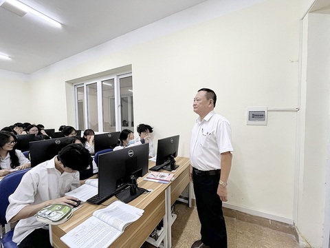 Thầy Vinh nhắc nhở học sinh giữ nề nếp ở một phòng học tin học - Ảnh: VĨNH HÀ Thầy Vinh nhắc nhở học sinh giữ nề nếp ở một phòng học tin học - Ảnh: VĨNH HÀ