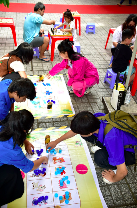 TP.HCM: Đến ngày hội đại đoàn kết nhảy bao bố, chơi ô ăn quan - Ảnh 3. Trò chơi ô ăn quan thu hút được đông đảo người chơi - Ảnh: T.T.D