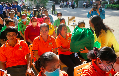 TP.HCM: Đến ngày hội đại đoàn kết nhảy bao bố, chơi ô ăn quan - Ảnh 7. Bên cạnh các hoạt động vui chơi giải trí, TP.HCM cũng tổ chức các chương trình hỗ trợ cho thiếu nhi, công nhân lao động, người khó khăn trên địa bàn - Ảnh: T.T.D