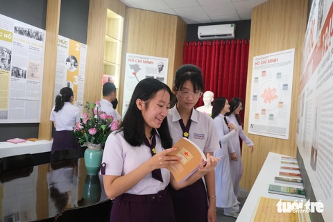 Nhà tôi ba đời… học trường áo tím Gia Long - Ảnh 2. Không gian văn hóa Hồ Chí Minh vừa được khánh thành tại Trường THPT Nguyễn Thị Minh Khai trong năm 2023 - Ảnh: NGỌC PHƯỢNG