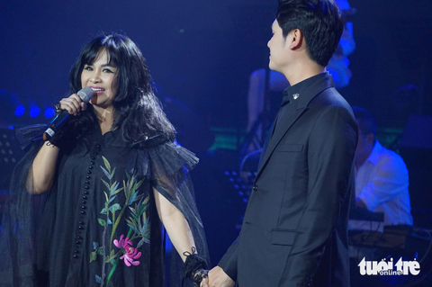 Thanh Lam song ca cùng con rể - ca sĩ Thăng Long - bài Gọi anh - Ảnh: T.ĐIỂU Thanh Lam song ca cùng con rể - ca sĩ Thăng Long - bài Gọi anh - Ảnh: T.ĐIỂU