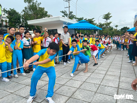 Trường học ở Đà Nẵng 'bắt trend' xin nhận thẻ bảo hiểm y tế thay hoa ngày 20-11 - Ảnh 1. Học sinh Trường tiểu học Hai Bà Trưng (Đà Nẵng) trong một hoạt động ngoại khóa - Ảnh: Nhà trường cung cấp