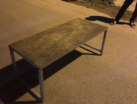 Bắt nhóm thu tiền 'phí môi trường' xe ben, container... ở Thủ Đức - Ảnh 5. Nhóm để bàn ra đường để chặn xe - Ảnh: Công an cung cấp