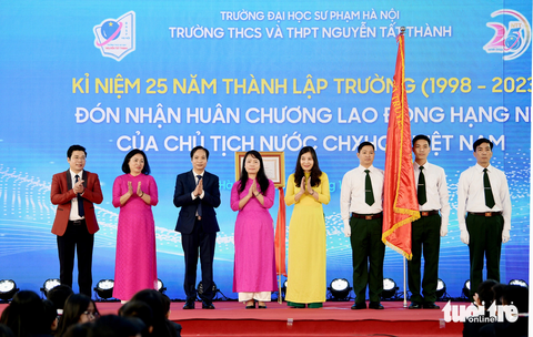 Trường THCS & THPT Nguyễn Tất Thành, ĐH Sư phạm Hà Nội đón nhận Huân chương Lao động hạng nhì - Ảnh 1. Trường THCS & THPT Nguyễn Tất Thành, ĐH Sư phạm Hà Nội vinh dự đón nhận Huân chương Lao động hạng nhì