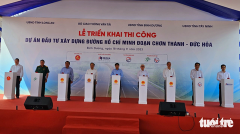 Bộ trưởng Bộ Giao thông vận tải Nguyễn Văn Thắng và Bí thư Tỉnh ủy Bình Dương Nguyễn Văn Lợi (thứ năm, sáu từ trái qua) cùng lãnh đạo các tỉnh khởi động dự án đường Hồ Chí Minh đoạn Chơn Thành – Đức Hòa ngày 18-11 - Ảnh: BÁ SƠN Bộ trưởng Bộ Giao thông vận tải Nguyễn Văn Thắng và Bí thư Tỉnh ủy Bình Dương Nguyễn Văn Lợi (thứ năm, sáu từ trái qua) cùng lãnh đạo các tỉnh khởi động dự án đường Hồ Chí Minh đoạn Chơn Thành - Đức Hòa ngày 18-11 - Ảnh: BÁ SƠN