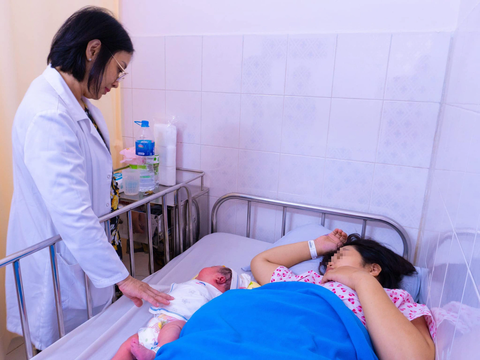 Bé trai "mèo vàng" khổng lồ ra đời, nặng hơn 6kg - Ảnh 1. Bé trai "mèo vàng" ra đời tại Bệnh viện Hùng Vương - Ảnh: BVCC