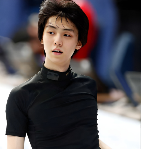 Tin tức giải trí 18-11: Hanyu Yuzuru ly hôn sau ba tháng kết hôn, Lee Se Young đến Phú Quốc - Ảnh 1. Hanyu Yuzuru là vận động viên trượt băng nghệ thuật chuyên nghiệp, anh đã đạt đến đỉnh cao sự nghiệp khi 2 lần giành chức vô địch Olympic - Ảnh: Yomiuri Shimbun