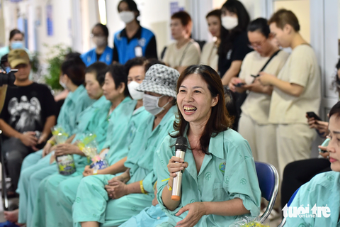 Nước mắt hòa chung nụ cười của những chiến binh K - Ảnh 1. Chị N.T.M.T., một bệnh nhân ung thư vú, luôn giữ nụ cười lạc quan suốt thời gian diễn ra chương trình sáng 18-11 - Ảnh: DUYÊN PHAN