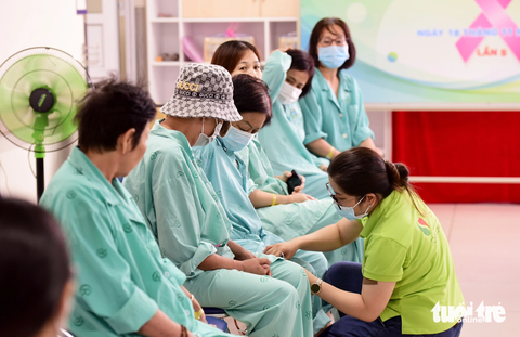 Nước mắt hòa chung nụ cười của những chiến binh K - Ảnh 3. Nhân viên phòng công tác xã hội, Bệnh viện Chợ Rẫy tận tình chăm sóc các bệnh nhân