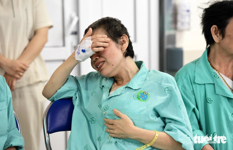 Nước mắt hòa chung nụ cười của những chiến binh K - Ảnh 5. Những cơn đau thi thoảng ùa về, nhưng ai nấy đều mong muốn ngồi đến cuối chương trình