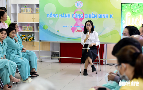 Nước mắt hòa chung nụ cười của những chiến binh K - Ảnh 6. Cô Phùng Thị Thanh Lài - Trường phổ thông Năng khiếu, Đại học Quốc gia - tình nguyện tham gia chương trình và đọc sách cho bệnh nhân nghe