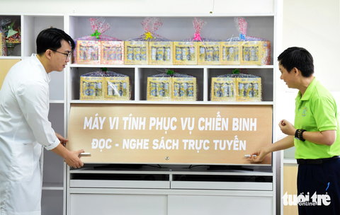 Nước mắt hòa chung nụ cười của những chiến binh K - Ảnh 9. Hai máy tính được vận hành để phục vụ việc đọc và nghe sách trực tuyến