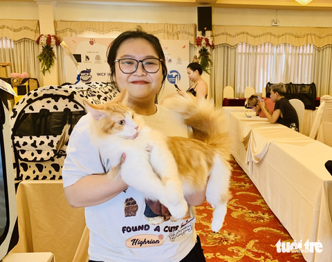 Chị Nguyễn Nhi và bé mèo dự thi năm nay - Ảnh: HOÀI PHƯƠNG Chị Nguyễn Nhi và bé mèo dự thi năm nay - Ảnh: HOÀI PHƯƠNG