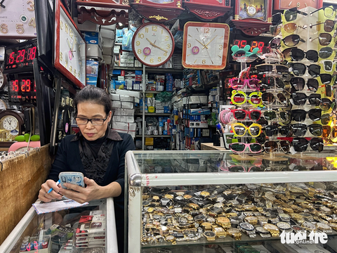 Tiểu thương chợ đầu mối lớn nhất miền Bắc 'ngồi chơi dài', nhưng 'không thích' bán online - Ảnh 2. Cô Hằng cho biết vì buôn bán quá ế ẩm nên "ngồi chơi dài" - Ảnh: PHẠM TUẤN