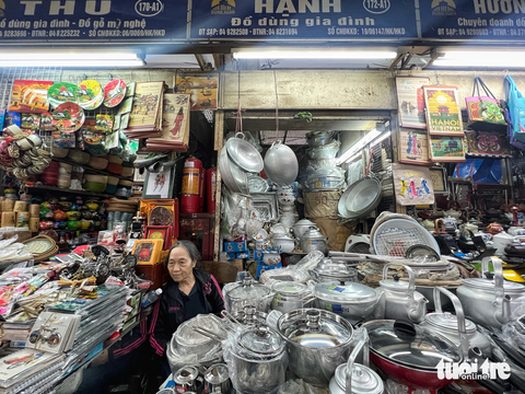 Tiểu thương chợ đầu mối lớn nhất miền Bắc 'ngồi chơi dài', nhưng 'không thích' bán online - Ảnh 3. Cô Hạnh nói dù ế ẩm nhưng không thích bán hàng trên các nền tảng online - Ảnh: PHẠM TUẤN