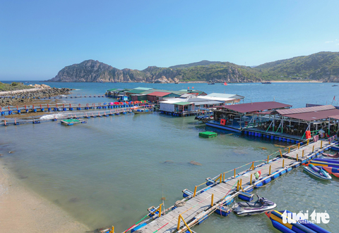 Hàng loạt khách sạn, nhà hàng nổi, cơ sở lưu trú, homestay ở vịnh Vĩnh Hy bị ‘tuýt còi’ - Ảnh 1. Các nhà bè đang hoạt động, phục vụ khách du lịch tại vịnh Vĩnh Hy chưa đúng quy định pháp luật - Ảnh: DUY NGỌC
