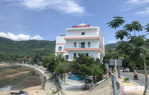 Hàng loạt khách sạn, nhà hàng nổi, cơ sở lưu trú, homestay ở vịnh Vĩnh Hy bị ‘tuýt còi’ - Ảnh 4. Chủ khách sạn Châu Gia đã lấn chiếm ranh giới thu hồi hệ thống gia cố mái ta luy dòng chảy tại hạng mục xây dựng cầu Vĩnh Hy - Ảnh: DUY NGỌC