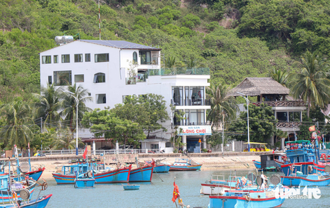 Hàng loạt khách sạn, nhà hàng nổi, cơ sở lưu trú, homestay ở vịnh Vĩnh Hy bị ‘tuýt còi’ - Ảnh 5. Cơ sở lưu trú hải sản Làng Chài... chưa có giấy phép xây dựng do UBND huyện Ninh Hải cấp - Ảnh: DUY NGỌC