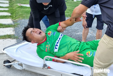 Vua phủi Nguyễn Văn Cáp chấn thương nặng ở Giải bóng đá công nhân - Ảnh 5. Vẻ đau đớn của "vua phủi" Sài Gòn khi phải đi cấp cứu - Ảnh: HUY ĐĂNG