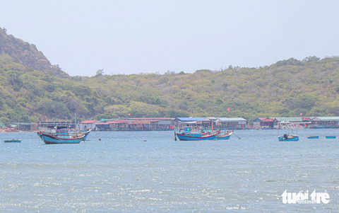 Hàng loạt khách sạn, nhà hàng nổi, cơ sở lưu trú, homestay ở vịnh Vĩnh Hy bị ‘tuýt còi’ - Ảnh 3. Hiện nay, nhiều nhà hàng nổi ở vịnh Vĩnh Hy không đủ điều kiện kinh doanh - Ảnh: DUY NGỌC