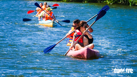 Khách quốc tế chèo thuyền Kayak ngắm vẻ đẹp sông Cửa Cạn ở Phú Quốc - Ảnh 5. Bắt đầu từ tháng 11 đến tháng 4 hằng năm, nước sông Cửa Cạn chuyển mình trong vắt và hòa quyện cùng màu xanh của da trời - Ảnh: CHÍ CÔNG