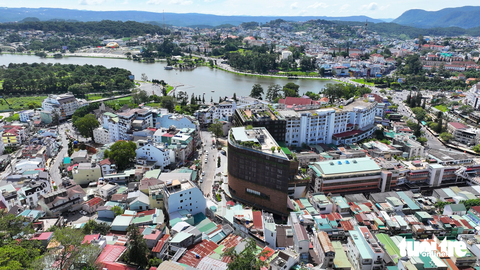 Dừng phương án dời Dinh Tỉnh trưởng ở Đà Lạt - Ảnh 3. Trung tâm Đà Lạt với nhiều khối công trình gây mất cân đối - Ảnh: M.V
