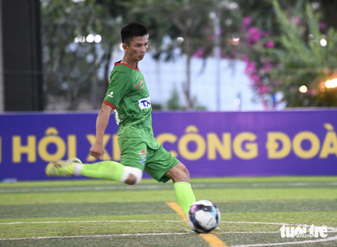 Thủ môn 2 bằng đại học hóa người hùng trên chấm luân lưu - Ảnh 2. Đội trưởng Dương Văn Tuấn (Tuấn Vinh) của SAWACO thể hiện bản lĩnh trên loạt sút luân lưu - Ảnh: QUANG ĐỊNH