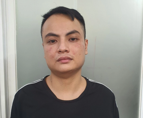 Không phải 'siêu xe' G63 của mình, thanh niên vẫn lừa bán 13,2 tỉ đồng - Ảnh 1. Phan Công Hiến tại cơ quan công an - Ảnh: Công an cung cấp