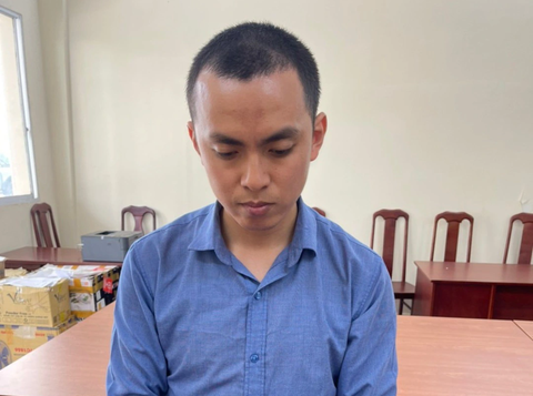 Nhân viên ngân hàng giả chữ ký để giải ngân 5 tỉ đồng rồi chiếm đoạt - Ảnh 1. Dương Quang Mẫn tại cơ quan công an - Ảnh: Công an cung cấp