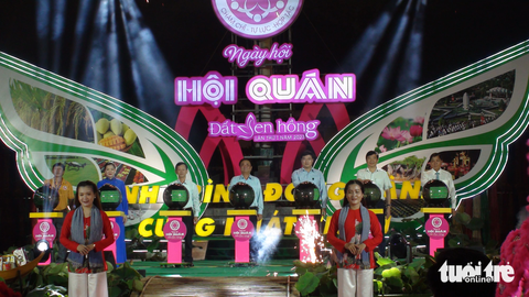 145 hội quán đất sen hồng lần đầu hội ngộ - Ảnh 1. Đại biểu khai mạc ngày hội Hội quán đất sen hồng lần đầu tiên - Ảnh: ĐẶNG TUYẾT