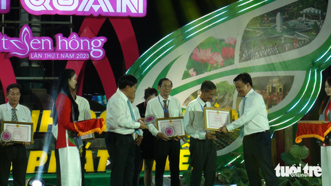 145 hội quán đất sen hồng lần đầu hội ngộ - Ảnh 2. Ban tổ chức trao bằng khen cho các chủ nhiệm hội quán tiêu biểu - Ảnh: ĐẶNG TUYẾT