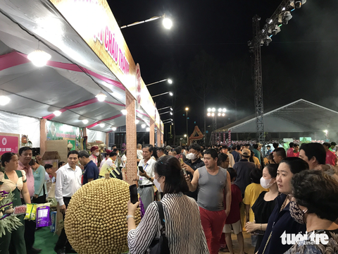 145 hội quán đất sen hồng lần đầu hội ngộ - Ảnh 3. Đông đảo người dân tham quan mua sắm và chụp ảnh tại các gian hàng hội quán - Ảnh: ĐẶNG TUYẾT