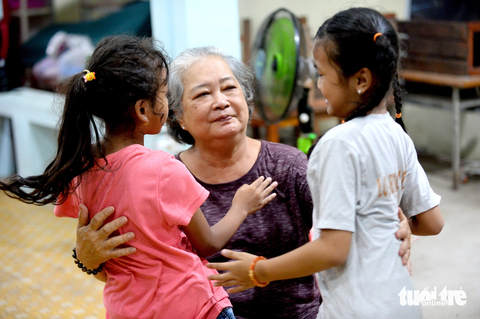 Các be sau buổi tập múa chia tay "bà ngoại Thủy" - Ảnh: HẢI QUỲNH Các em học sinh sau buổi tập múa chia tay "bà ngoại Thủy" - Ảnh: HẢI QUỲNH