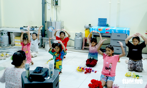 Tranh thủ gian bếp các bé tập múa chuẩn bị cho ngày nhà giáo 20-11 - Ảnh: DIỆU LINH Tranh thủ gian bếp các bé tập múa chuẩn bị cho Ngày Nhà giáo Việt Nam 20-11 - Ảnh: DIỆU LINH