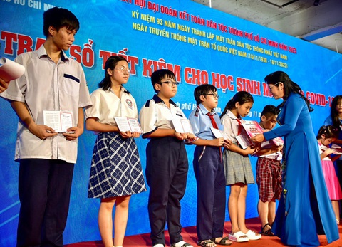 TP.HCM có thêm quỹ hỗ trợ công nhân mất việc, người yếu thế - Ảnh 2. Chủ tịch Ủy ban Mặt trận Tổ quốc Việt Nam TP.HCM Trần Kim Yến trao sổ tiết kiệm cho học sinh mồ côi vì dịch COVID-19. Đợt này, có 200 em được nhận sổ tiết kiệm - Ảnh: T.T.D.
