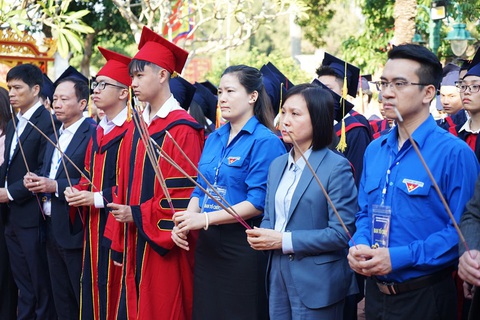 Hải Phòng trích 1,32 tỉ đồng để biểu dương học sinh, sinh viên - Ảnh 4. Trong chiều 18-11, các học sinh, sinh viên được biểu dương tiến hành dâng hương tại nhiều địa điểm khác nhau trên địa bàn thành phố - Ảnh: HOÀNG HẢI