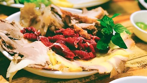 Bò kho, bò nhúng dấm lọt top 50 món ăn từ thịt ngon nhất thế giới - Ảnh 2. Món bò nhúng giấm - Ảnh: Taste Atlas