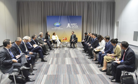 Úc cam kết ưu tiên ODA cho Việt Nam, Peru mời Chủ tịch nước dự APEC 2024 - Ảnh 2. Chủ tịch nước Võ Văn Thưởng và Tổng thống Peru Dina Ercilia Boluarte Zegarra tại cuộc gặp ở Mỹ - Ảnh: TTXVN