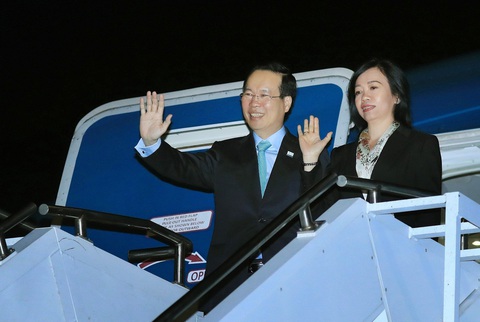 Chủ tịch nước Võ Văn Thưởng kết thúc tốt đẹp chuyến công tác đầu tiên đến Mỹ - Ảnh 1. Chủ tịch nước Võ Văn Thưởng và phu nhân vẫy tay chào tạm biệt trước khi rời San Francisco (Mỹ) - Ảnh: TTXVN
