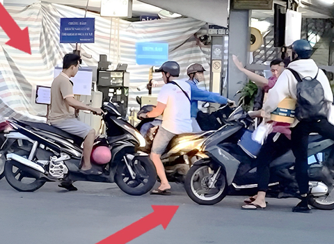 Hai đối tượng "cò xe" đang chèo kéo khách trước bãi gửi xe số 1 tại bến xe Miền Tây (phường An Lạc, quận Bình Tân, TP.HCM) - Ảnh: TIẾN QUỐC Hai đối tượng "cò gửi xe" đang chèo kéo khách trước bãi gửi xe số 1 tại bến xe Miền Tây (phường An Lạc, quận Bình Tân, TP.HCM) - Ảnh: TIẾN QUỐC