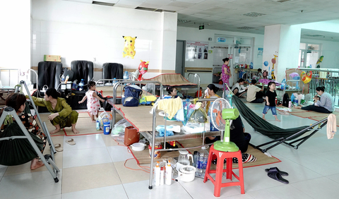 Bệnh viện Nhi đồng Cần Thơ luôn trong tình trạng quá tải, bệnh viện kê thêm giường ở hành lang cho bệnh nhi nằm - Ảnh: T.LŨY Bệnh viện Nhi đồng Cần Thơ luôn trong tình trạng quá tải, bệnh viện kê thêm giường ở hành lang cho bệnh nhi nằm - Ảnh: T.LŨY