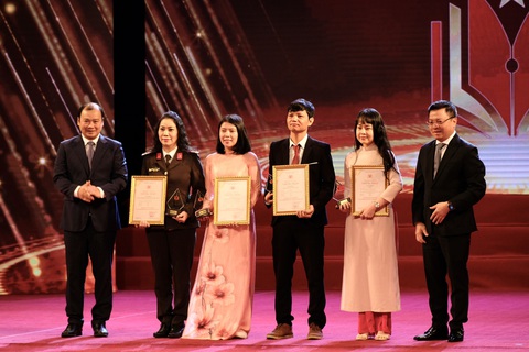 59 tác phẩm đoạt giải báo chí toàn quốc 'Vì sự nghiệp Giáo dục Việt Nam' năm 2023 - Ảnh 1. Các tác phẩm đoạt giải nhất nhận giải thưởng - Ảnh: NGUYÊN BẢO