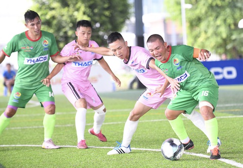 Bóng đá công nhân nghiệt ngã như… World Cup - Ảnh 3. Công đoàn Thông tin và Truyền thông (áo hồng) giành chiến thắng bất ngờ trước SAWACO - Ảnh: QUANG ĐỊNH