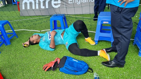 Bóng đá công nhân nghiệt ngã như… World Cup - Ảnh 5. Sự thất vọng của thủ môn Danh Bình Xuyên bên phía Công đoàn Kiên Giang khi đội nhà không thể đi tiếp - Ảnh: HUY ĐĂNG